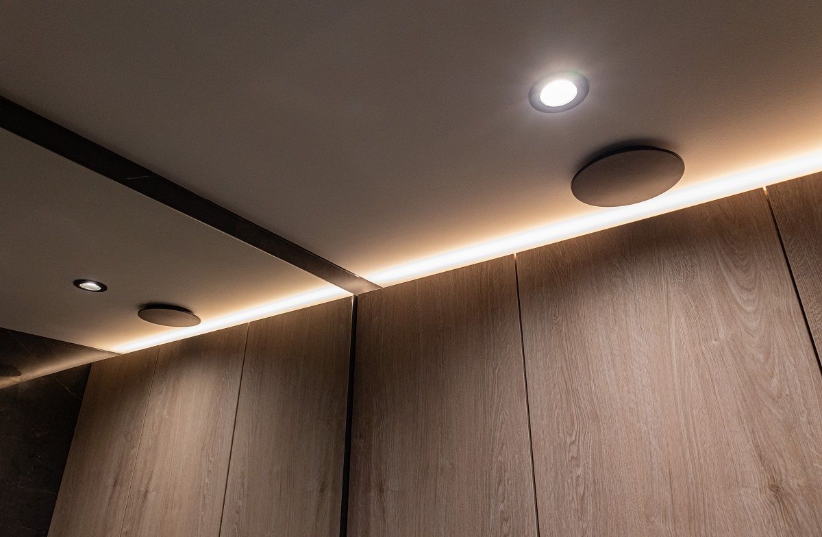 Sopra l'armadietto della toilette, attraverso il soffitto e con i faretti, si ottiene un'illuminazione complementare